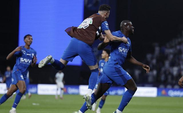 领先, 利雅得新月, 主场击败萨 领先, 利雅得新月, 主场击败萨