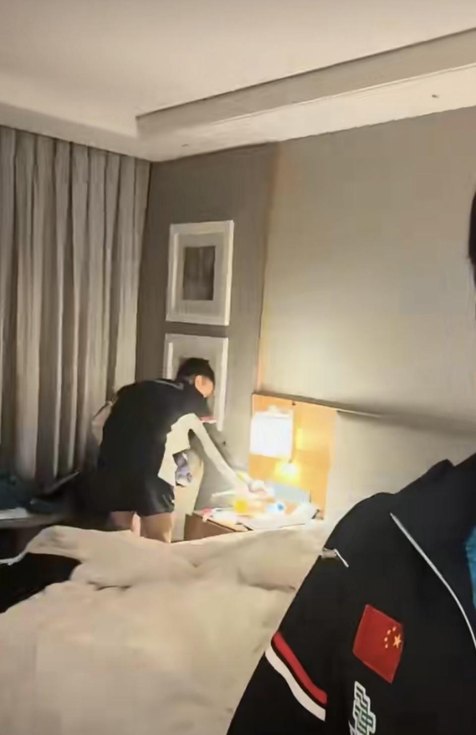 场馆的地面, 队不用参加, 于是惊讶地 场馆的地面, 队不用参加, 于是惊讶地